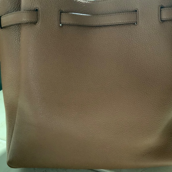 Prada - Picture 2 of 16